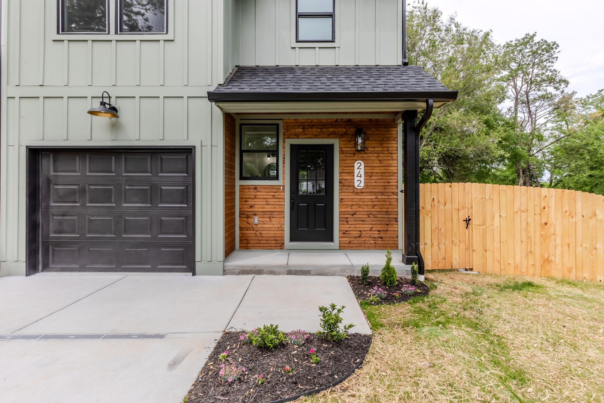 Listing photo id 0 for 5032 Oaklawn Street