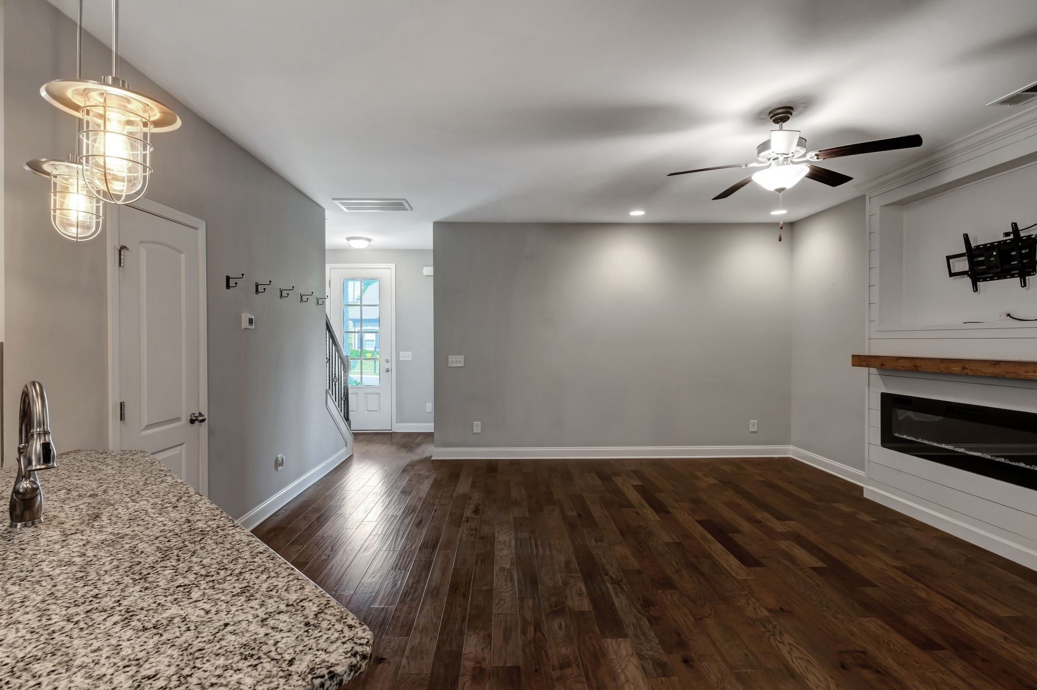 Image 12 of 79 For 16026 14th Avenue Road