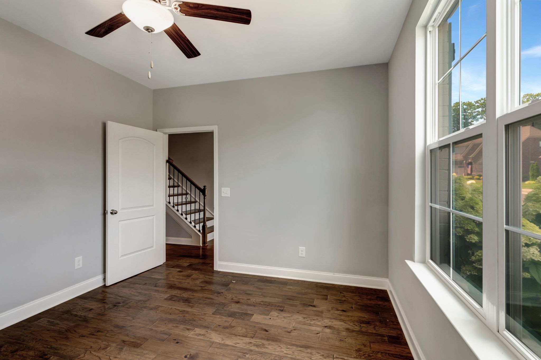 Image 16 of 79 For 16026 14th Avenue Road