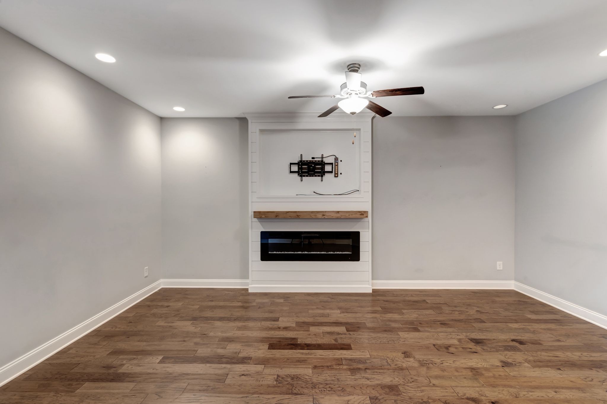 Image 5 of 79 For 16026 14th Avenue Road