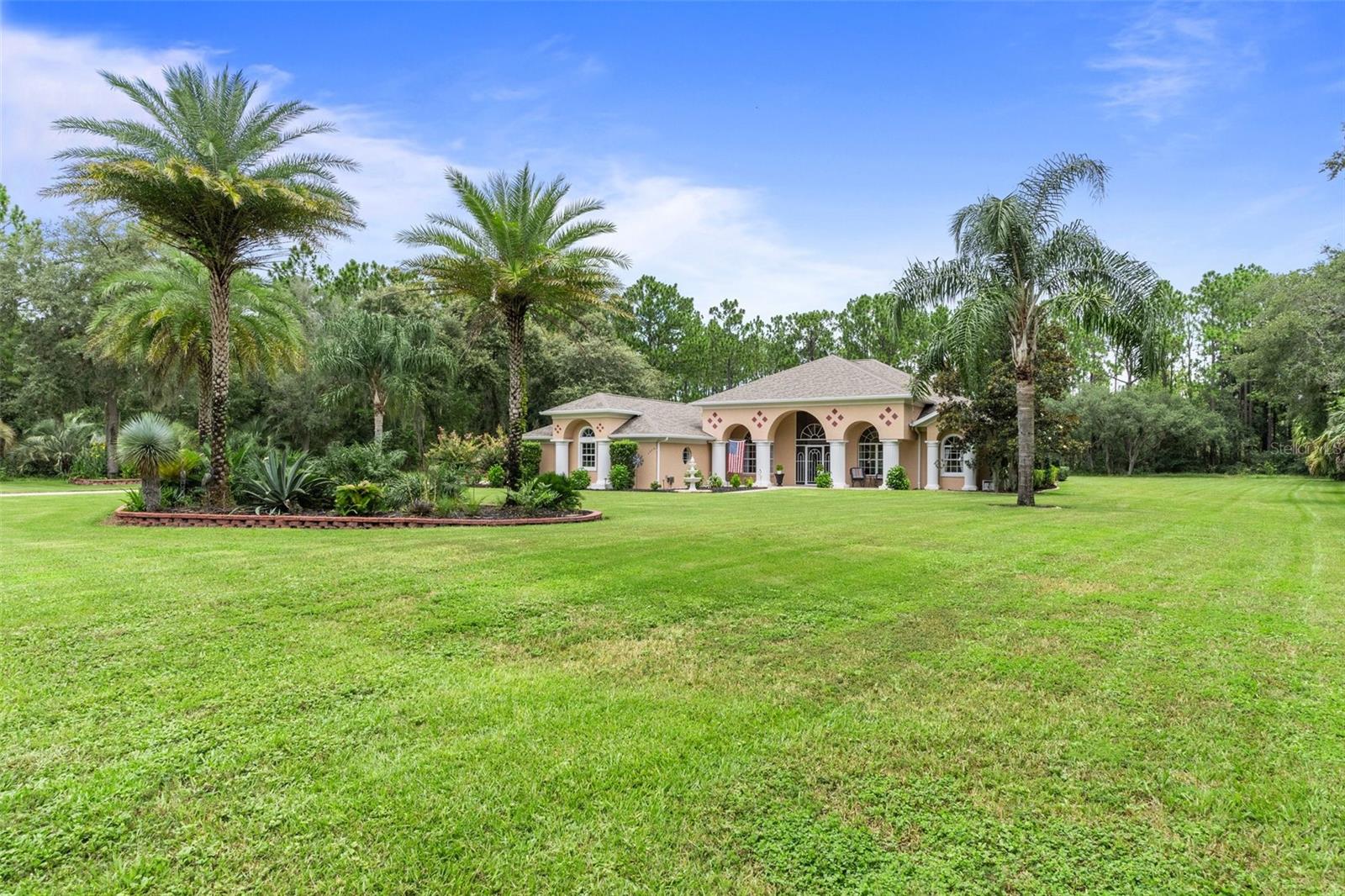 Listing photo id 3 for 3929 Buckhorn Drive