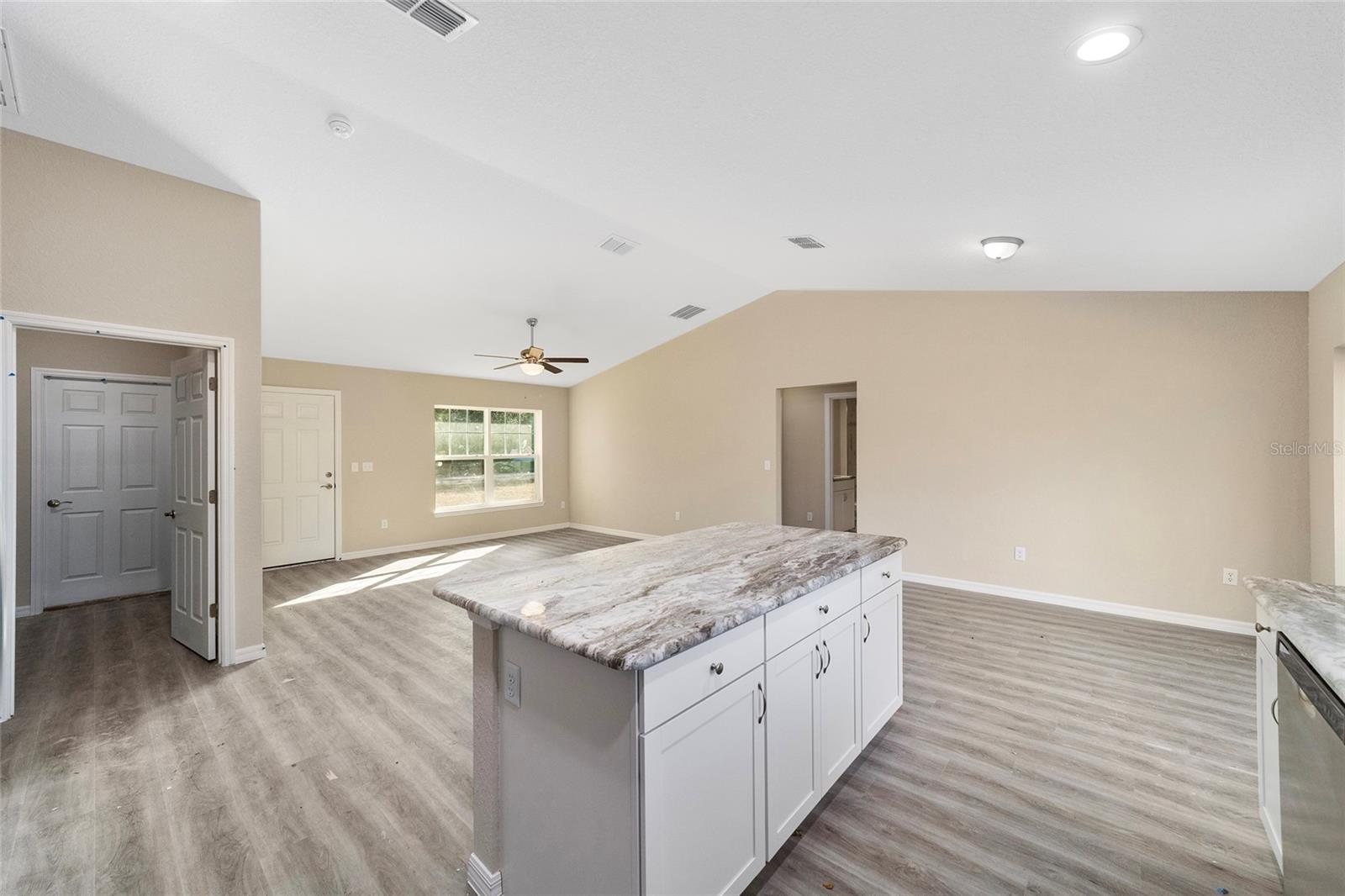 Listing photo id 11 for 8098 Independance Way