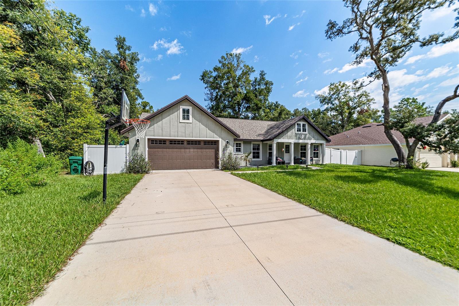 Listing photo id 2 for 1597 Lorraine Drive