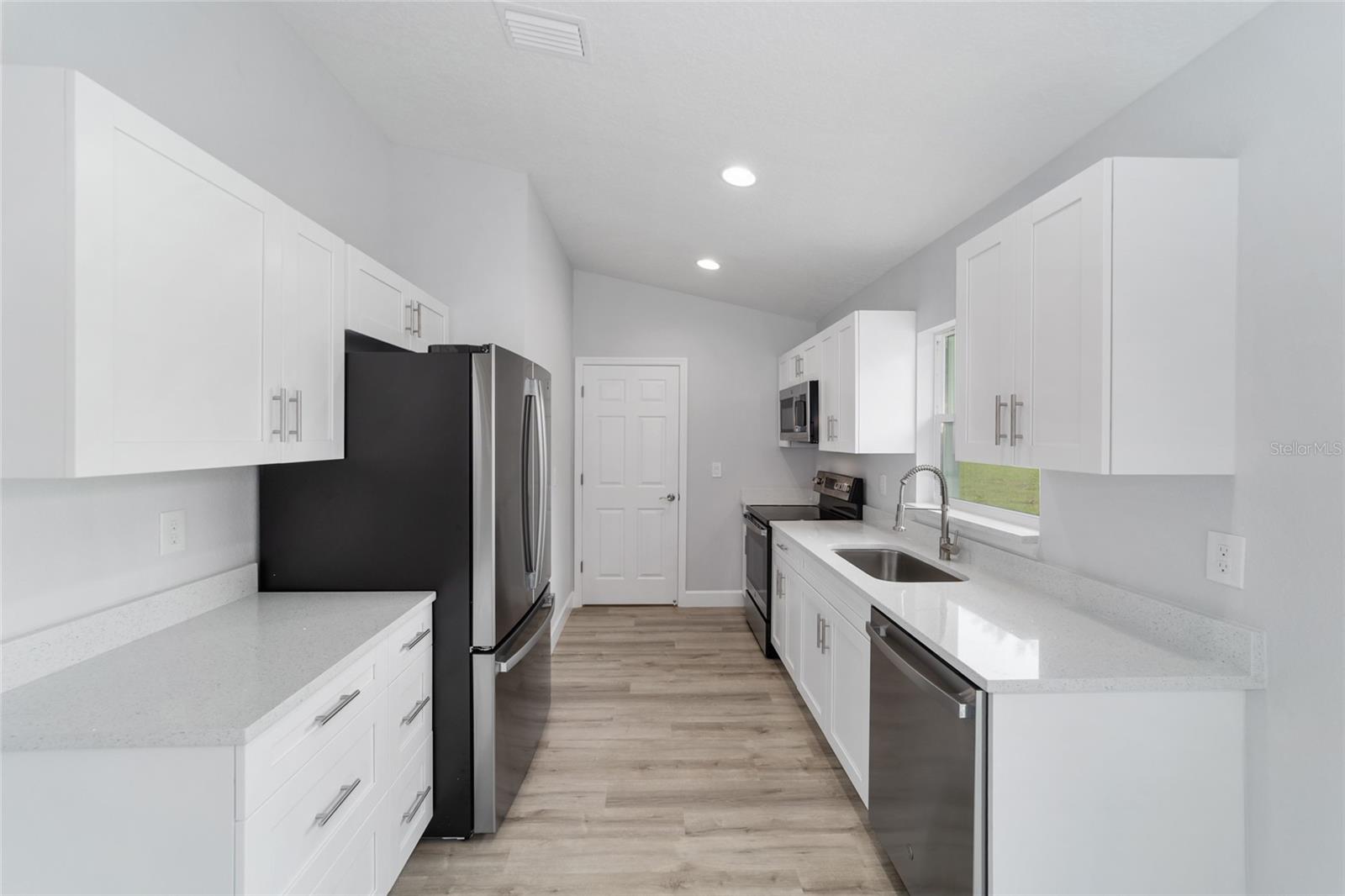 Image 15 of 33 For 13625 107 Place
