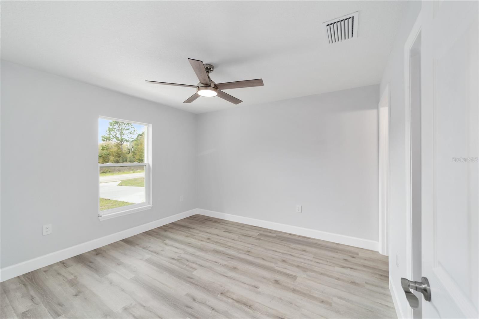 Image 17 of 33 For 13625 107 Place