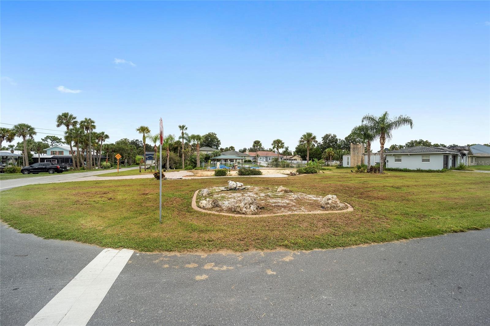 Listing photo id 16 for 1590 Pinwheel Drive