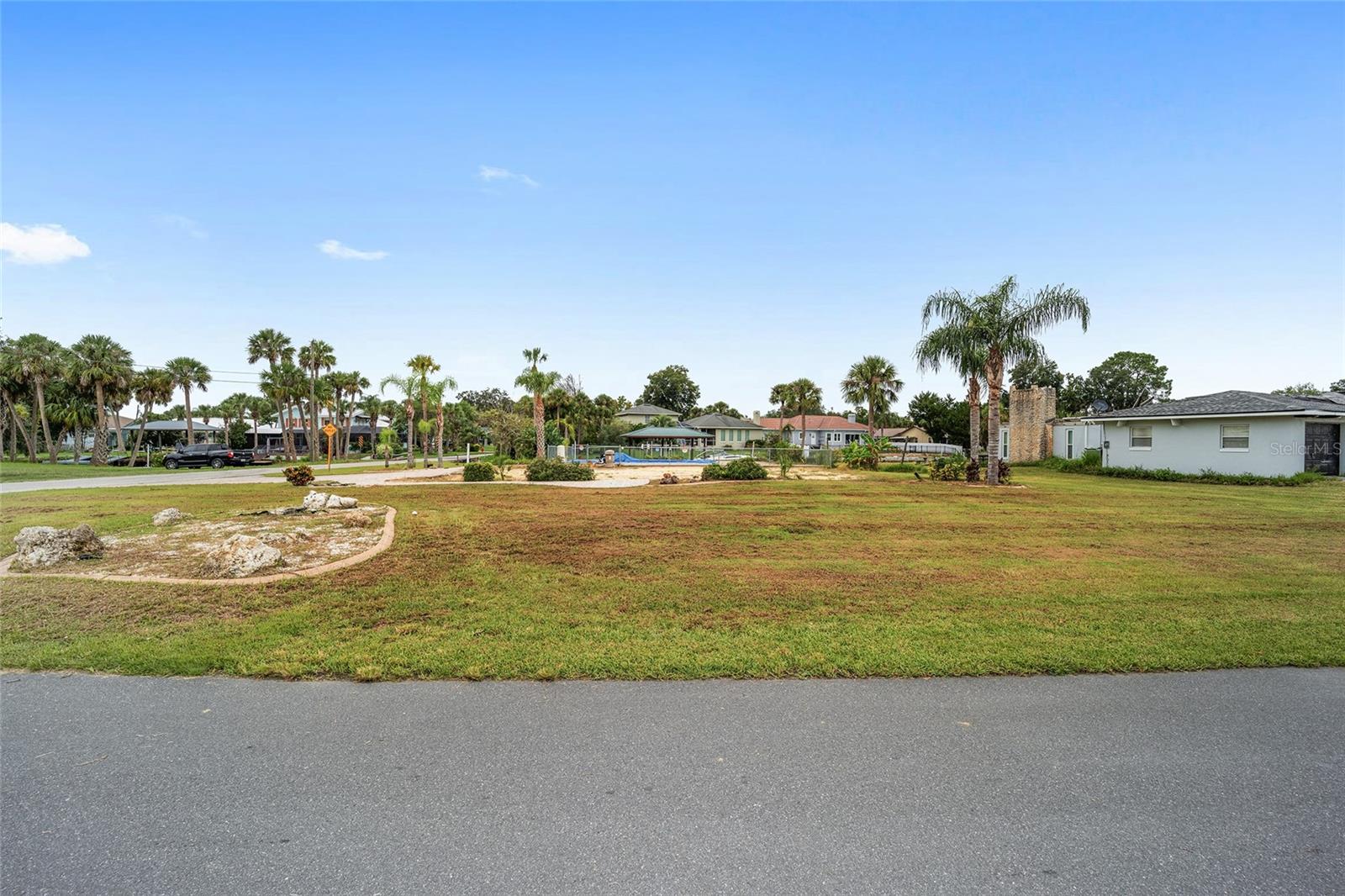 Listing photo id 17 for 1590 Pinwheel Drive