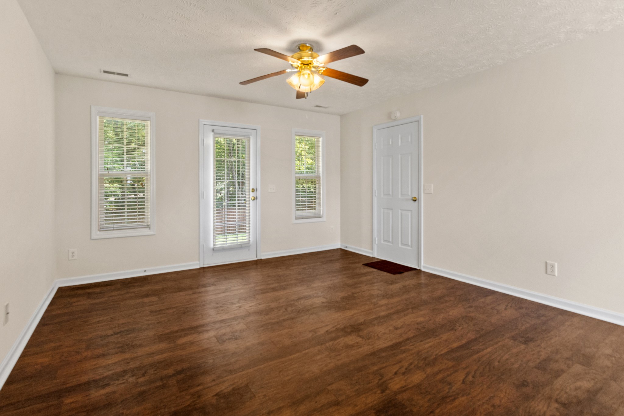 Listing photo id 3 for 7491 180th Street