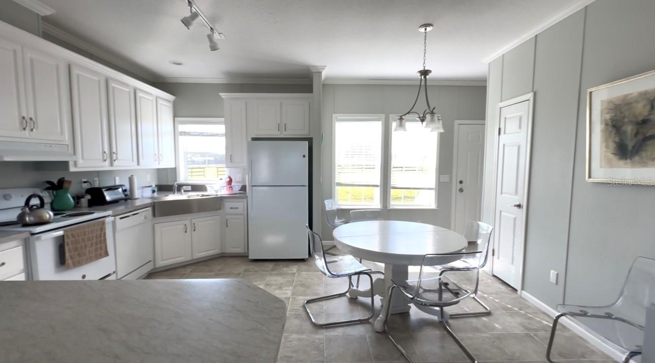Listing photo id 39 for 295 110th Street