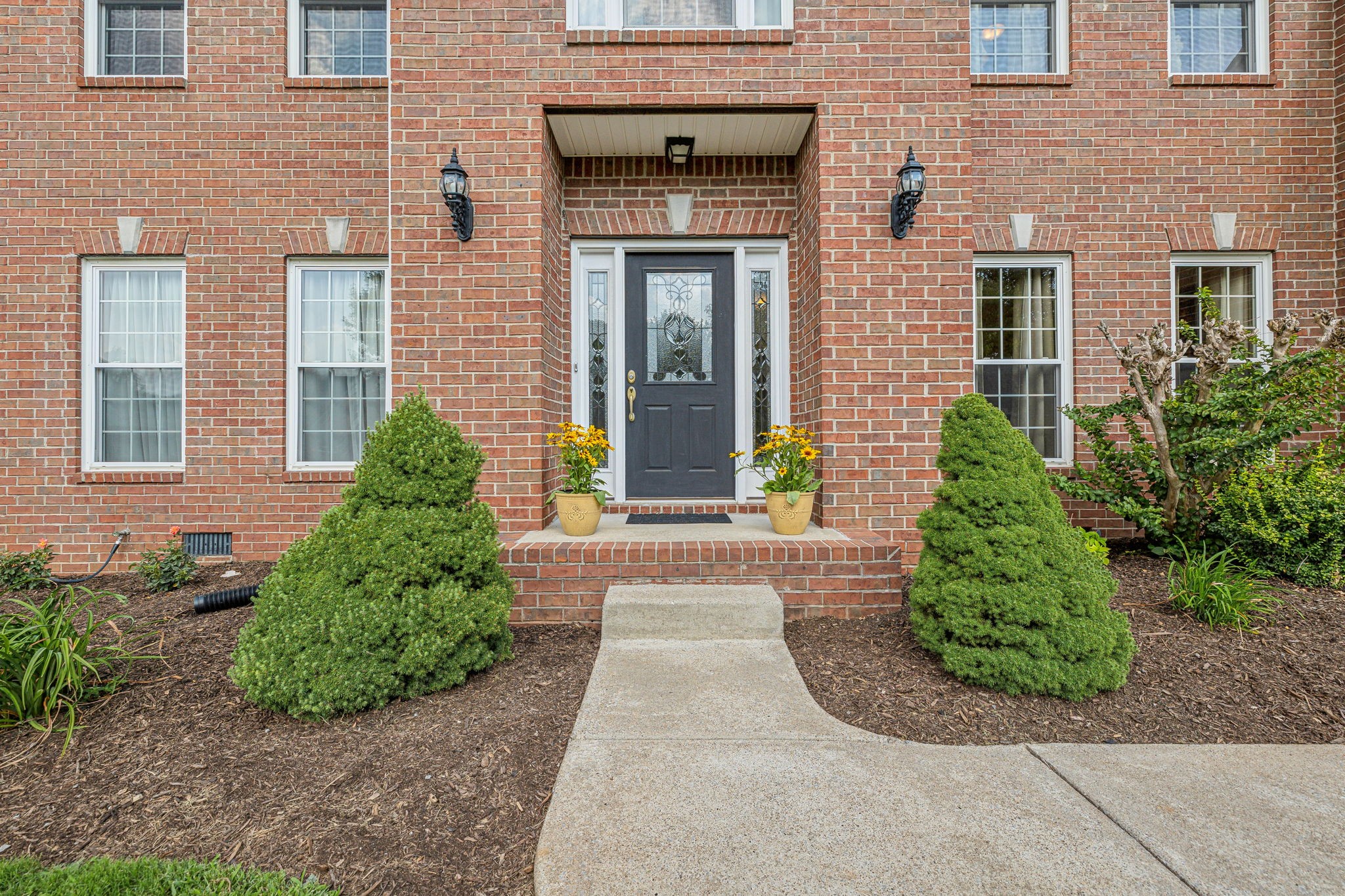 Listing photo id 2 for 37 Linder Circle