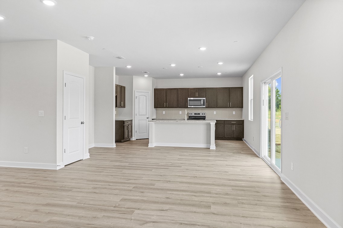 Listing photo id 8 for 736 Hallam Drive