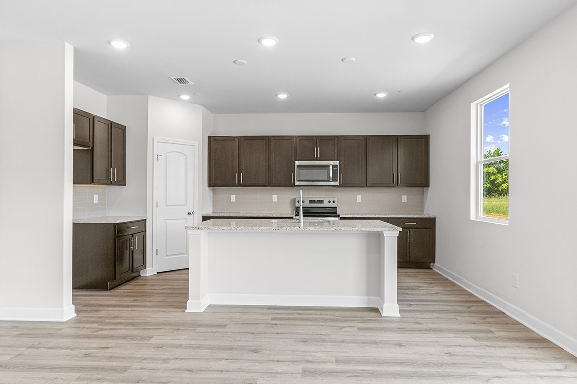 Listing photo id 9 for 736 Hallam Drive