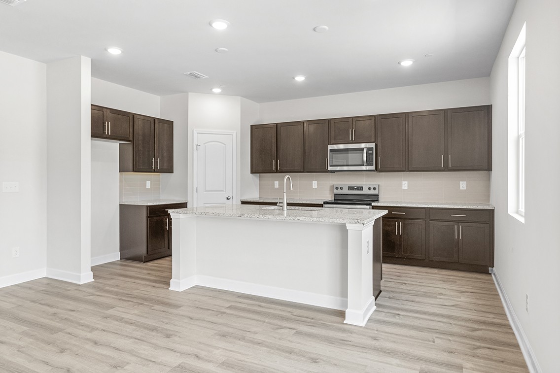 Listing photo id 10 for 736 Hallam Drive