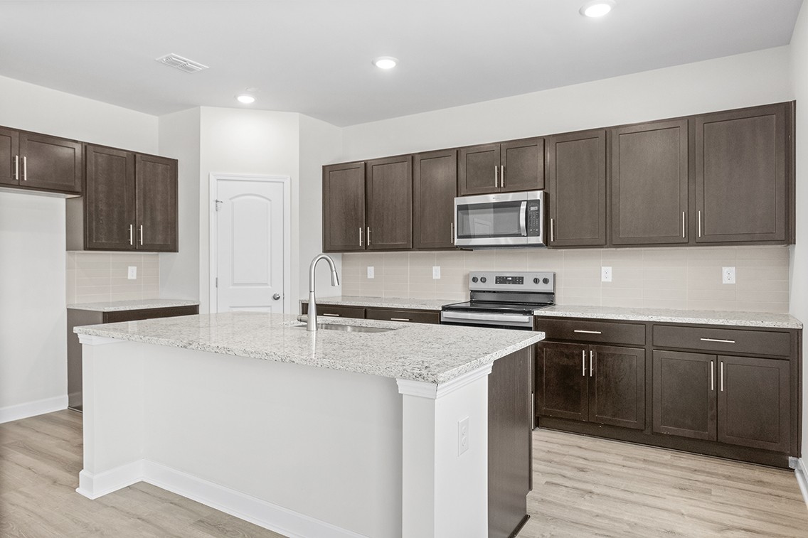 Listing photo id 11 for 736 Hallam Drive