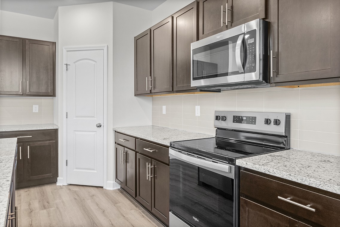 Listing photo id 12 for 736 Hallam Drive