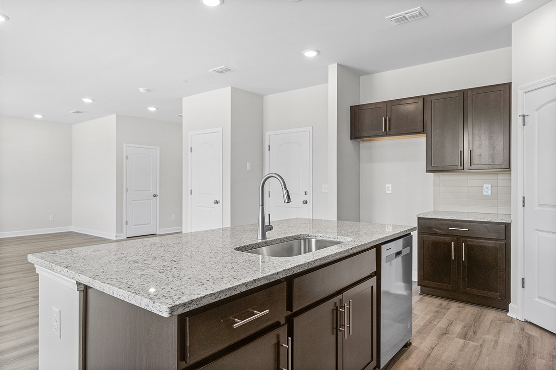 Listing photo id 15 for 736 Hallam Drive