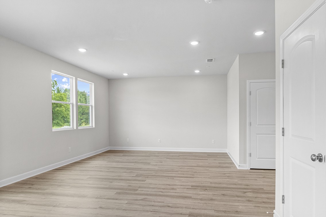 Listing photo id 16 for 736 Hallam Drive