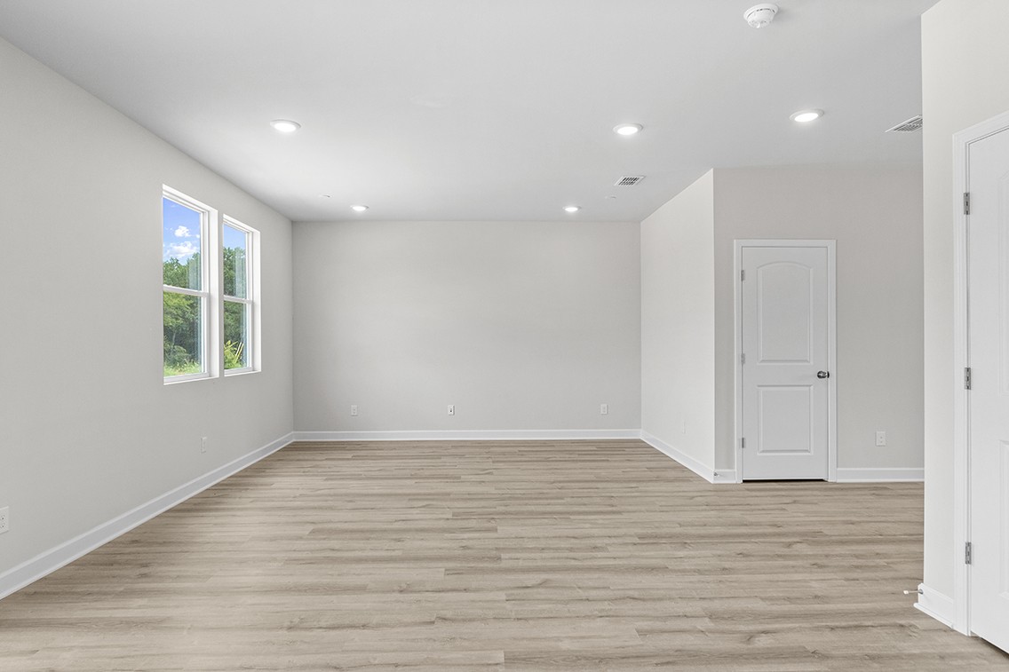 Listing photo id 17 for 736 Hallam Drive
