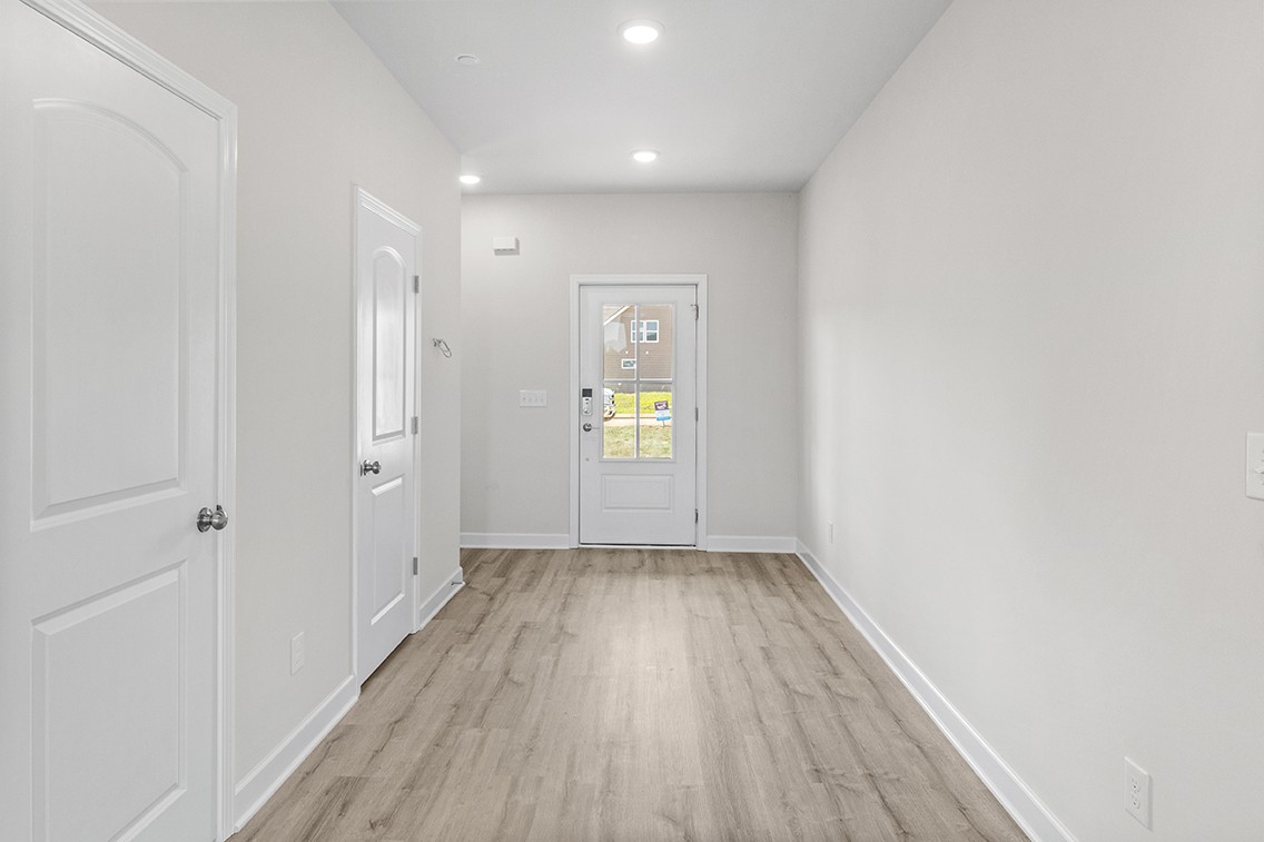 Listing photo id 7 for 736 Hallam Drive