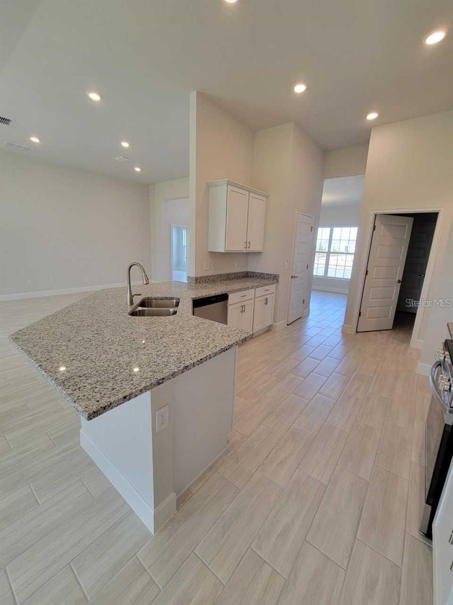Listing photo id 8 for 624 Marguerita Drive