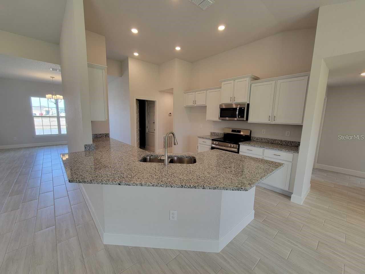 Listing photo id 11 for 624 Marguerita Drive