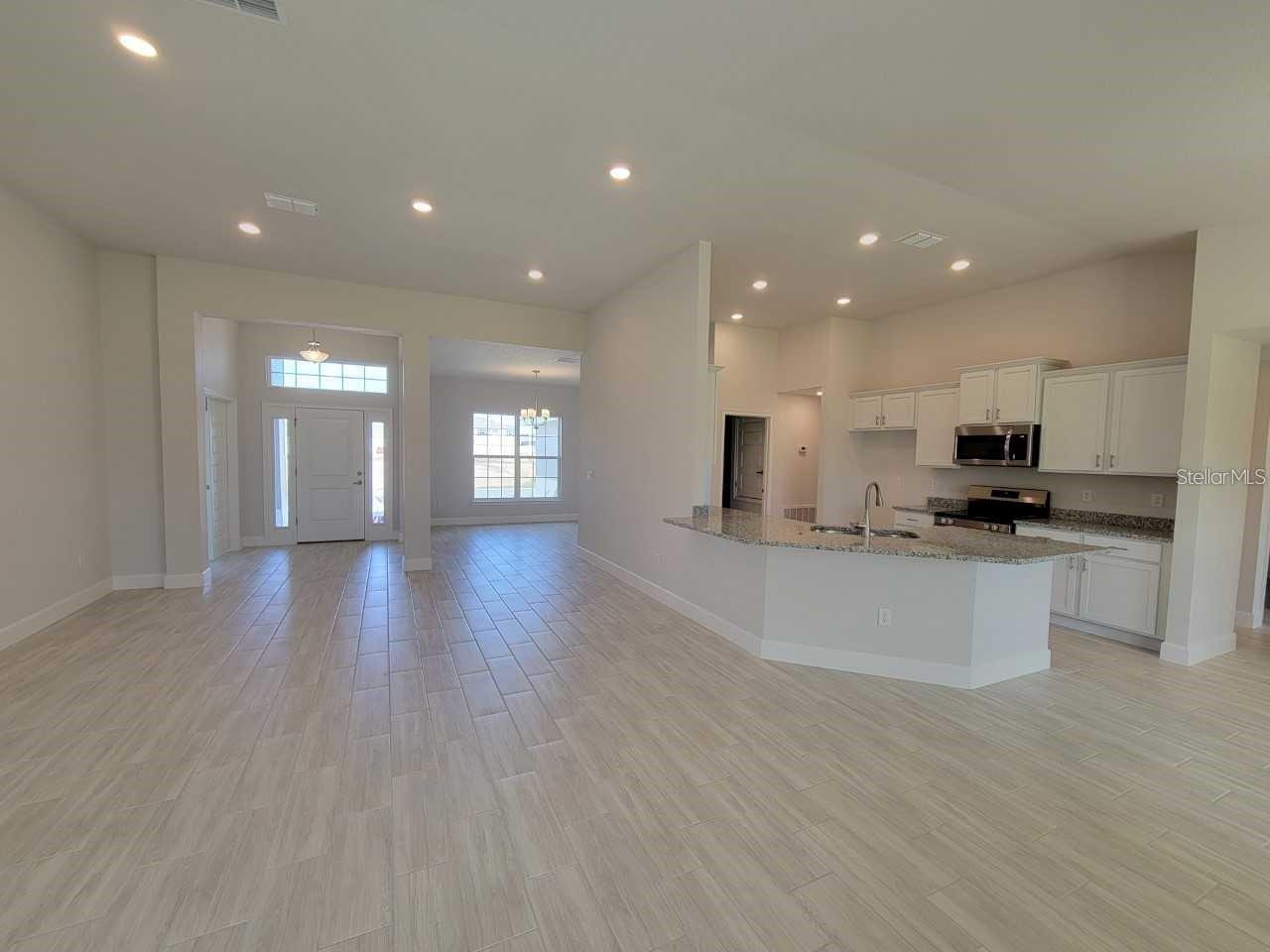 Listing photo id 7 for 624 Marguerita Drive