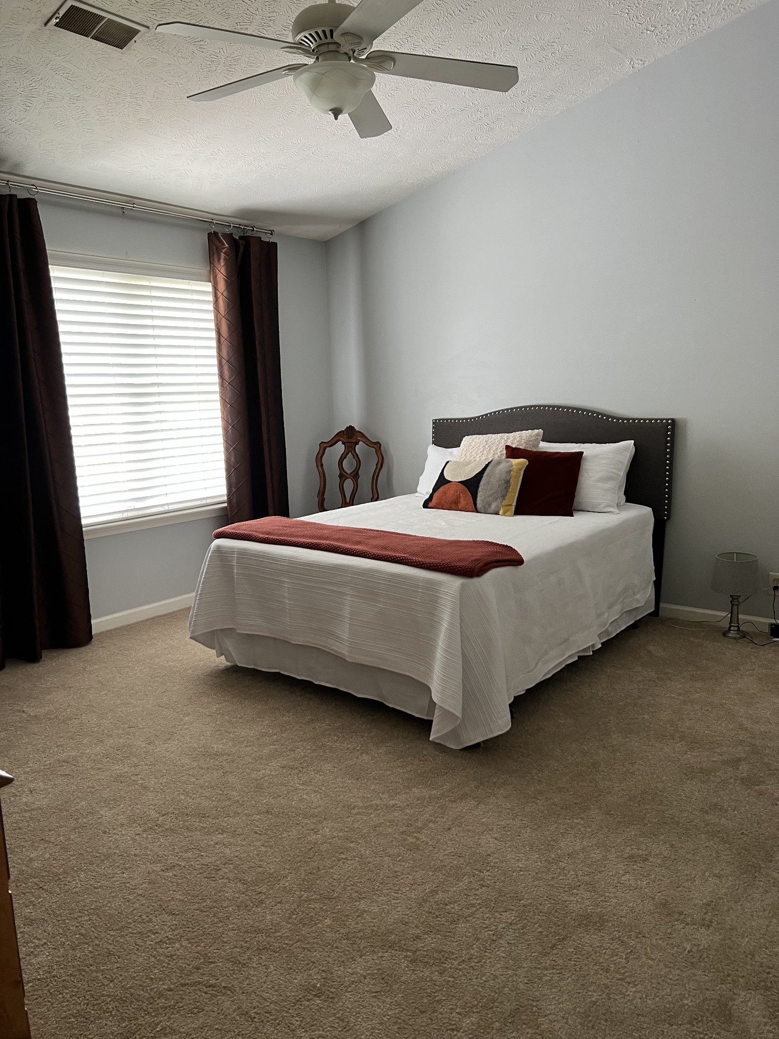 Listing photo id 6 for 748 Hallam Drive