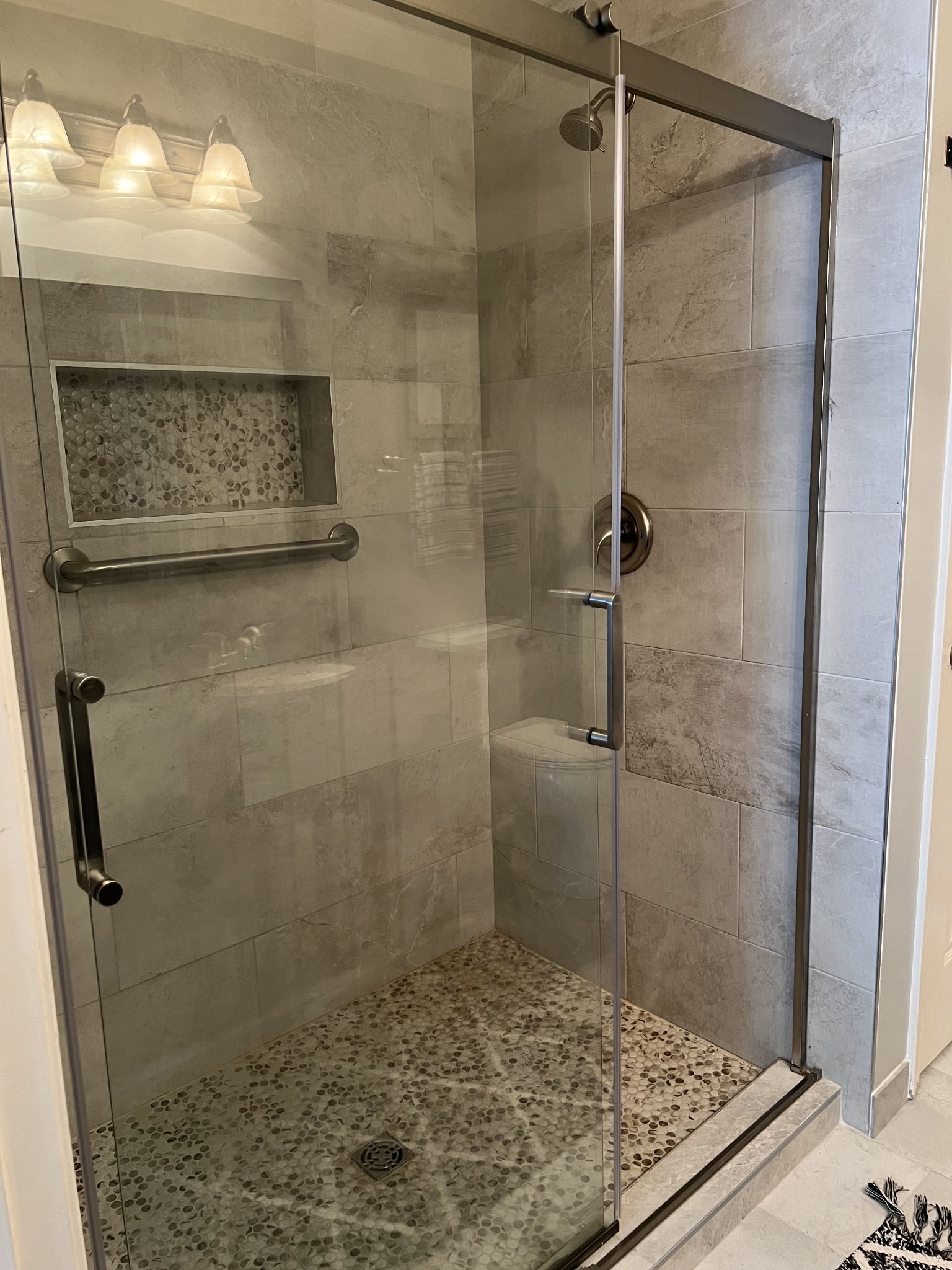 Listing photo id 7 for 748 Hallam Drive