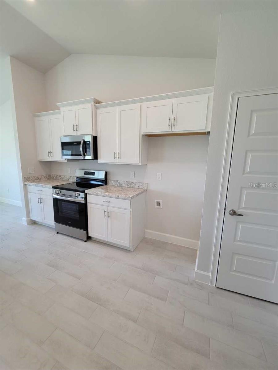 Listing photo id 9 for 708 Hallam Drive