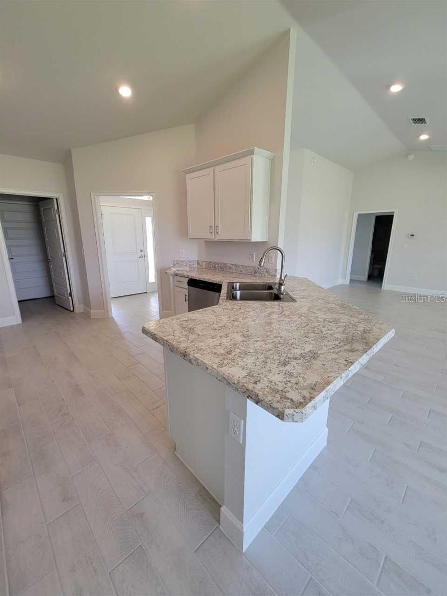Listing photo id 10 for 708 Hallam Drive
