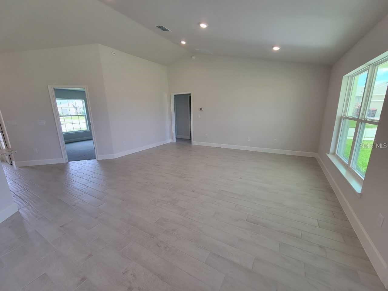 Listing photo id 13 for 708 Hallam Drive
