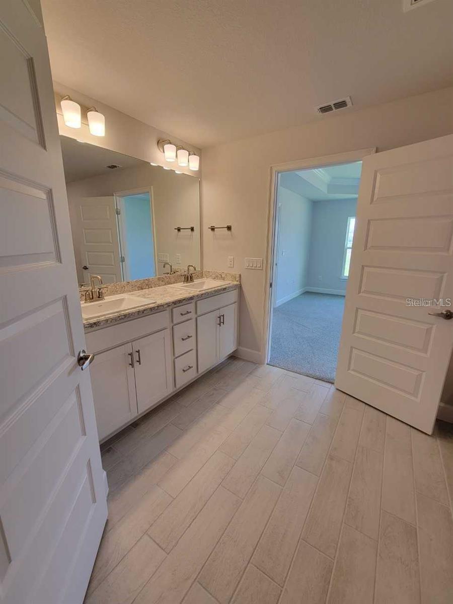 Listing photo id 18 for 708 Hallam Drive