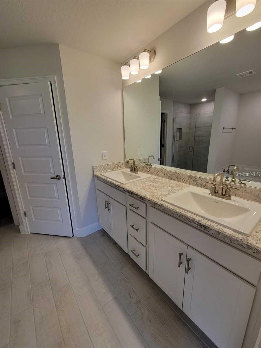 Listing photo id 19 for 708 Hallam Drive