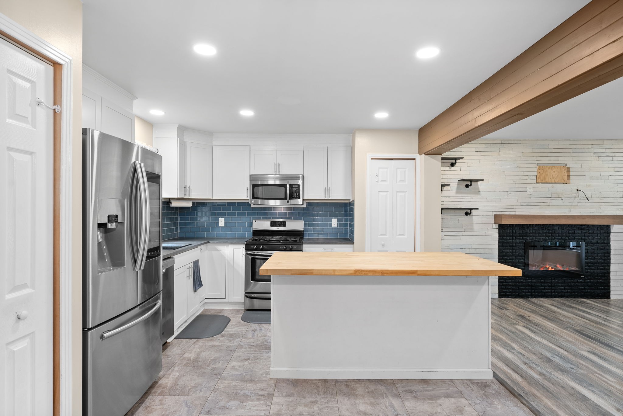 Listing photo id 10 for 3930 Fireside Lane