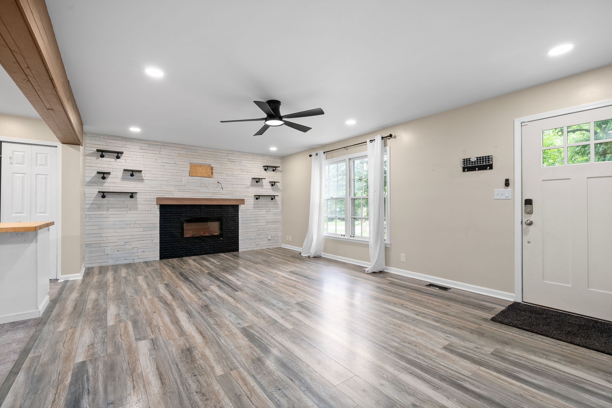 Listing photo id 4 for 3930 Fireside Lane