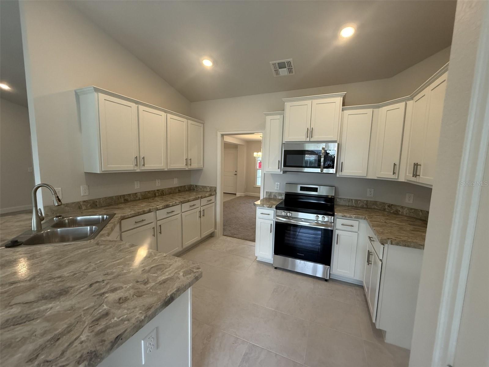 Listing photo id 18 for 7889 Omega Way