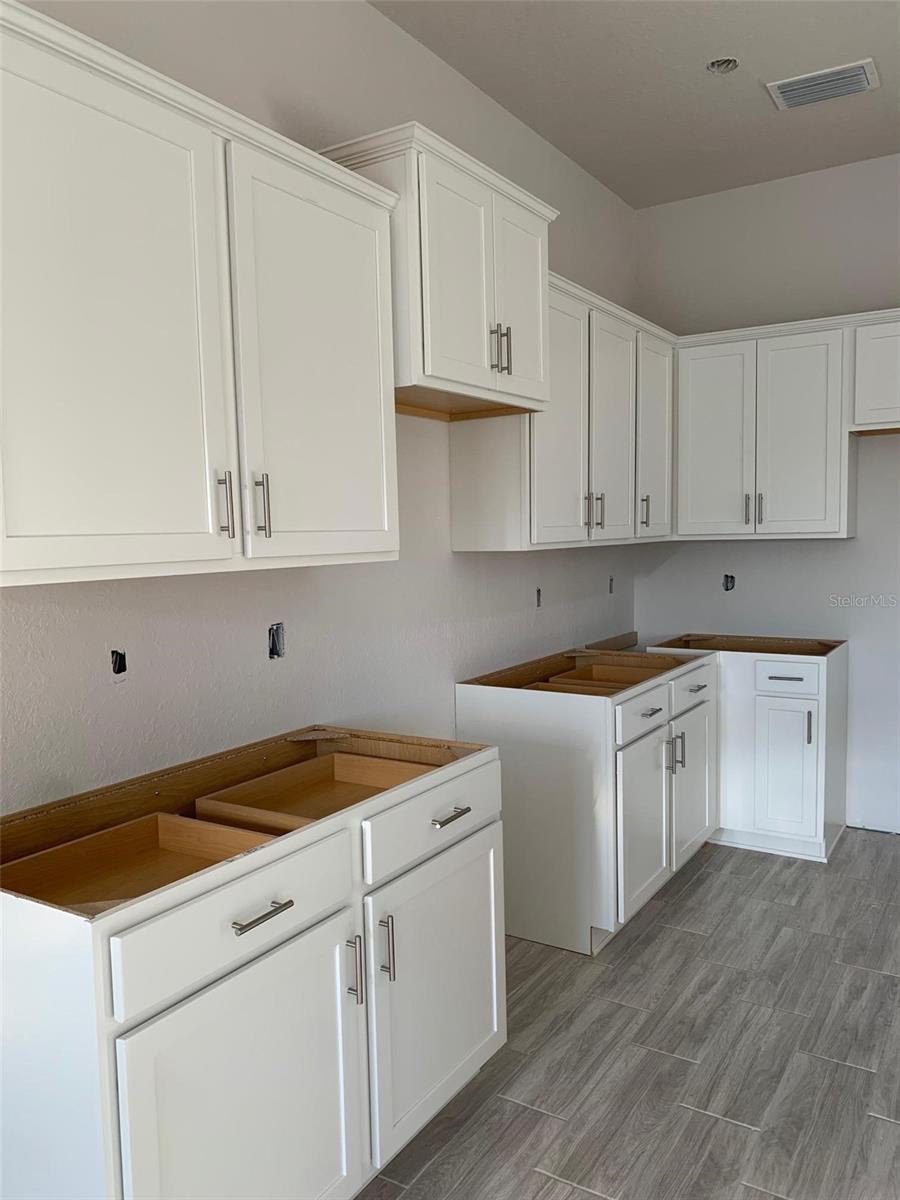 Listing photo id 11 for 320 Rexford Drive