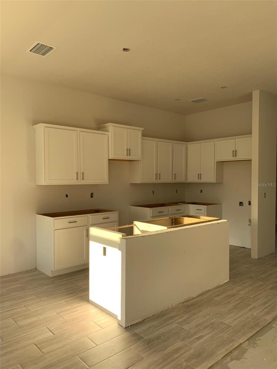Listing photo id 12 for 320 Rexford Drive
