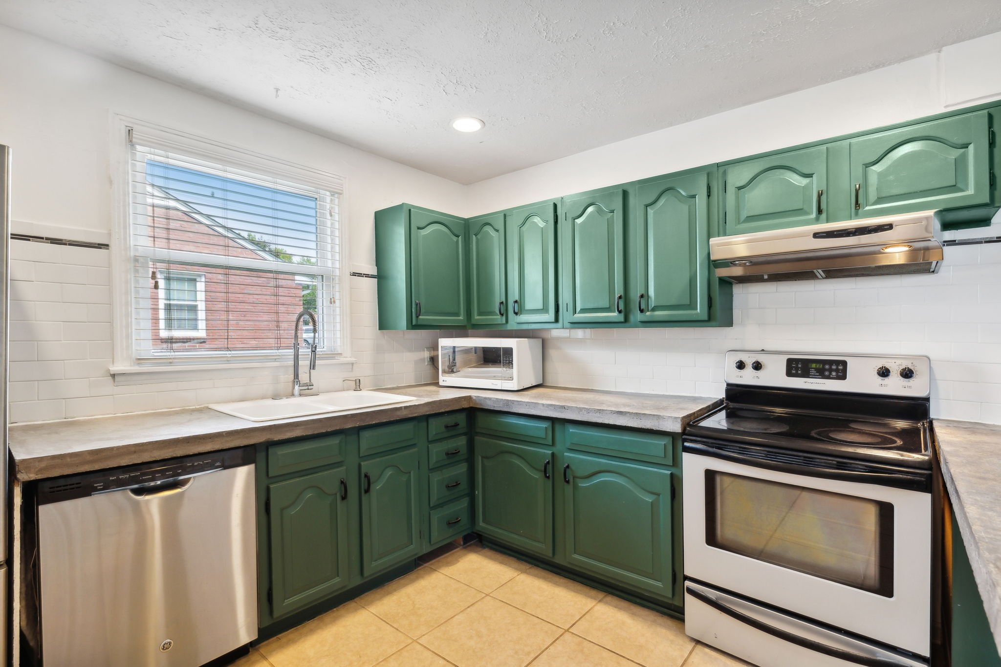 Image 16 of 73 For 221 111 Street E