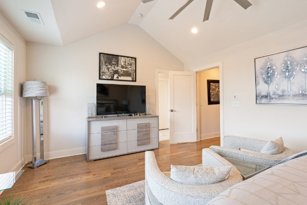 Image 10 of 39 For 137 Franklin Avenue