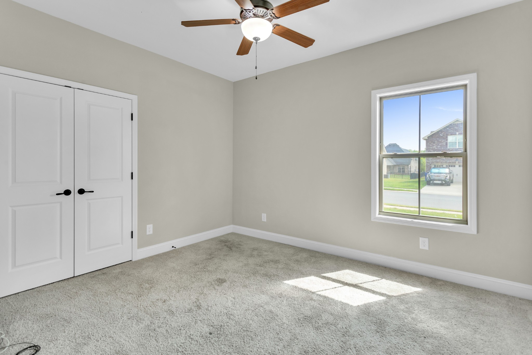 Listing photo id 16 for 348 Rexford Drive