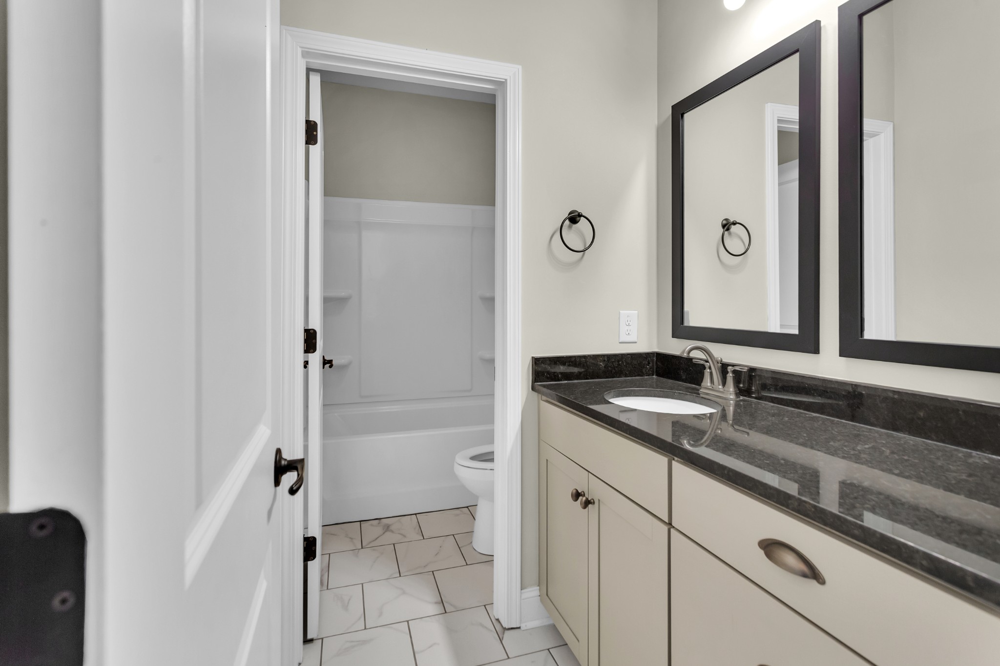 Listing photo id 17 for 348 Rexford Drive
