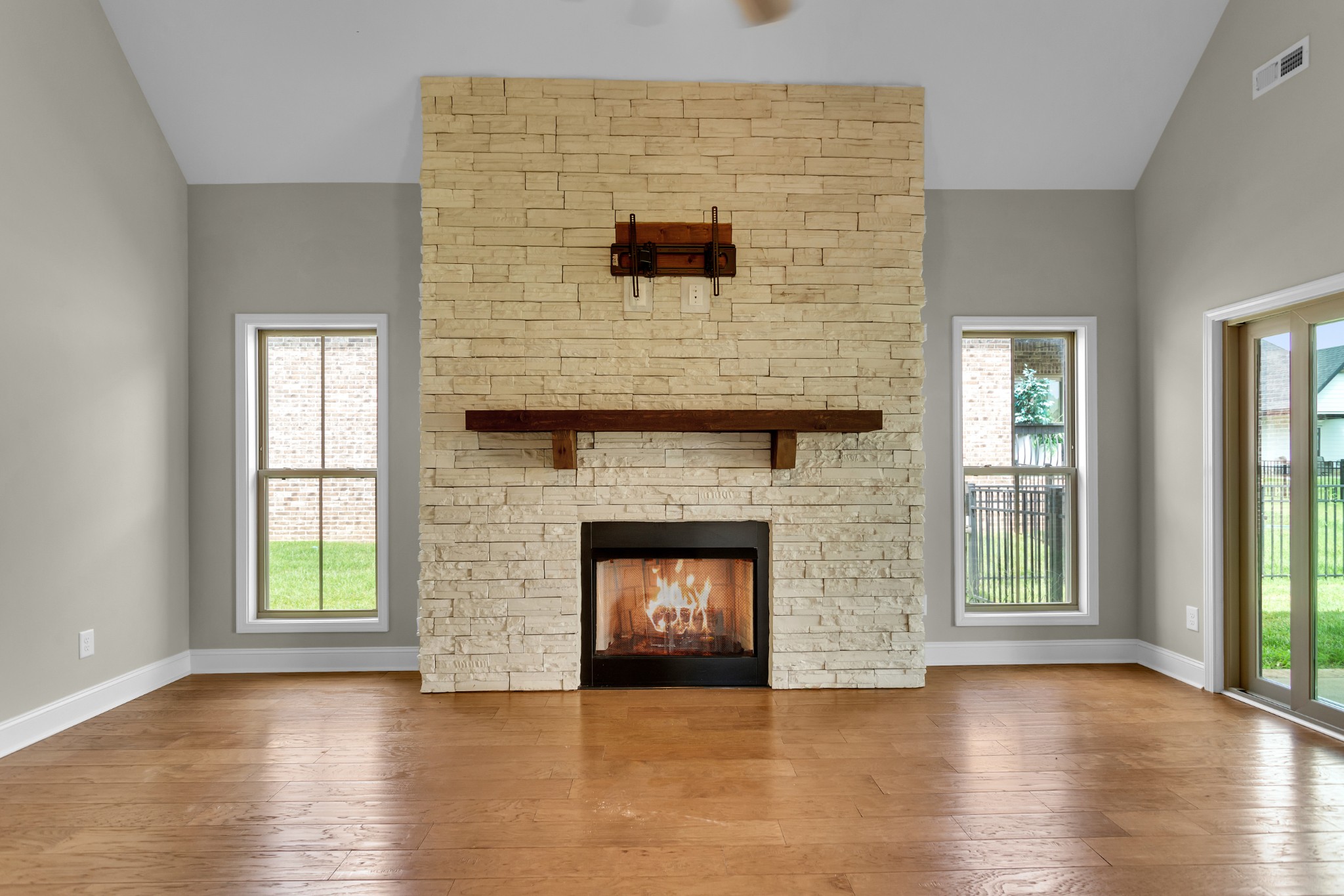 Listing photo id 21 for 348 Rexford Drive