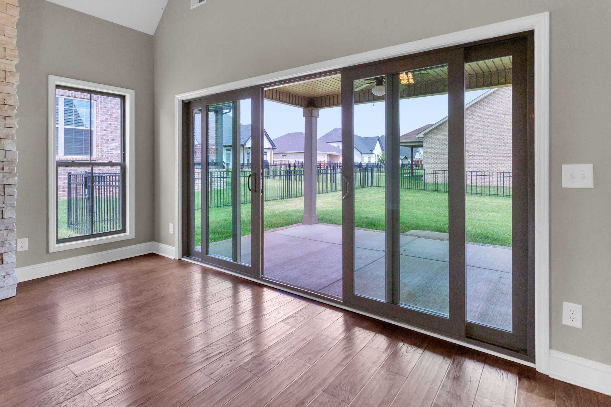 Listing photo id 22 for 348 Rexford Drive