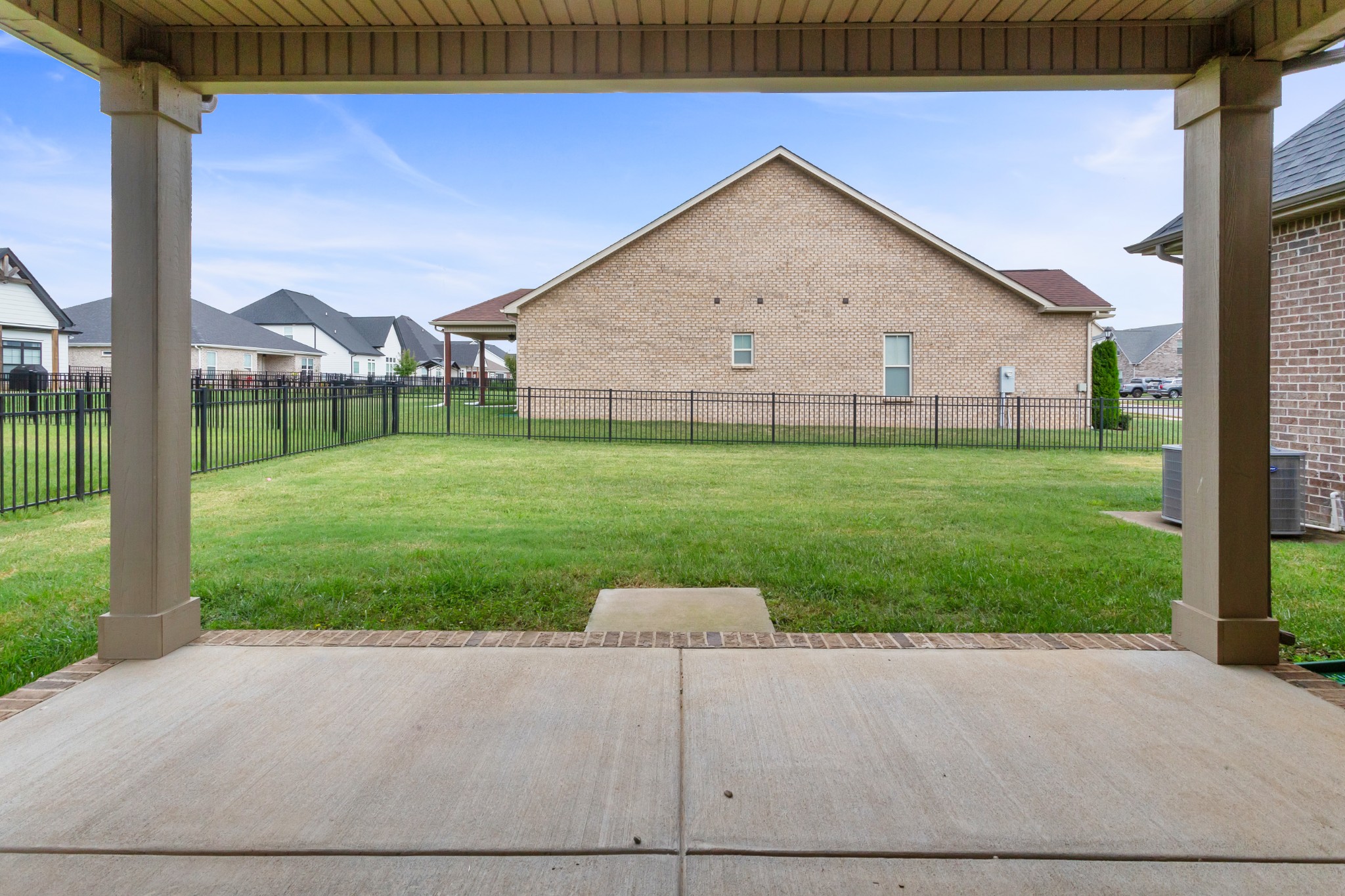 Listing photo id 23 for 348 Rexford Drive