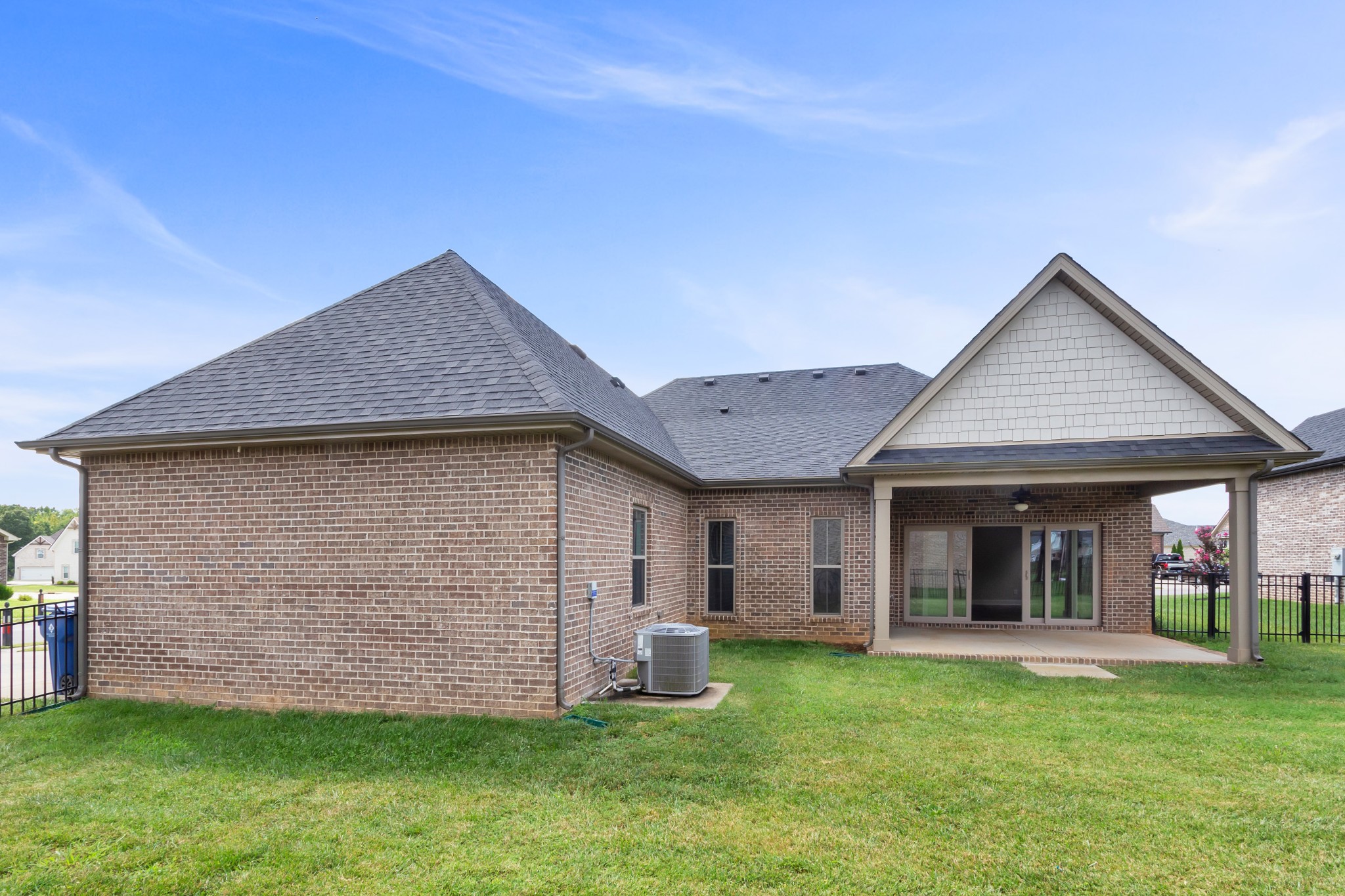 Listing photo id 24 for 348 Rexford Drive