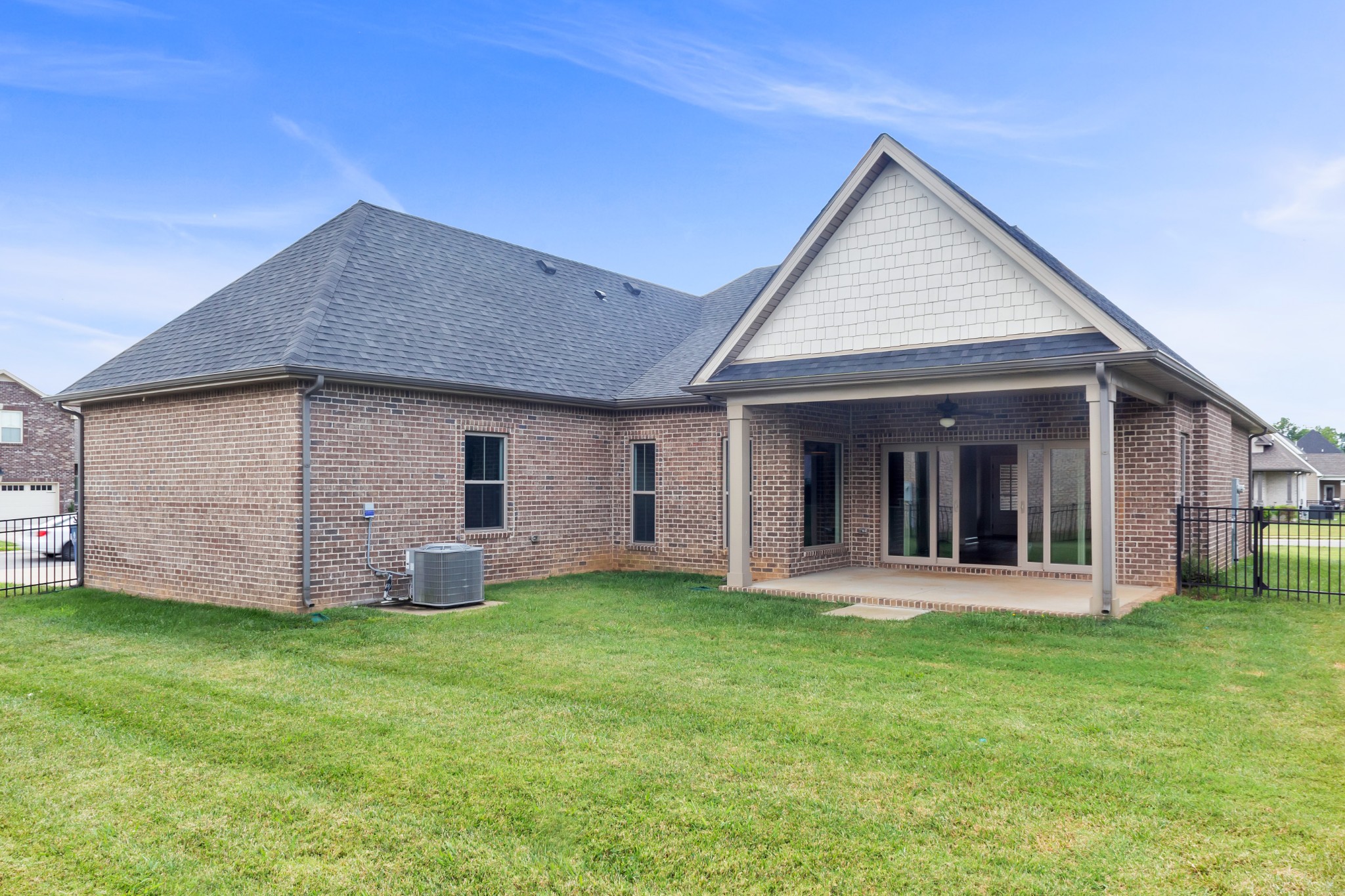 Listing photo id 25 for 348 Rexford Drive