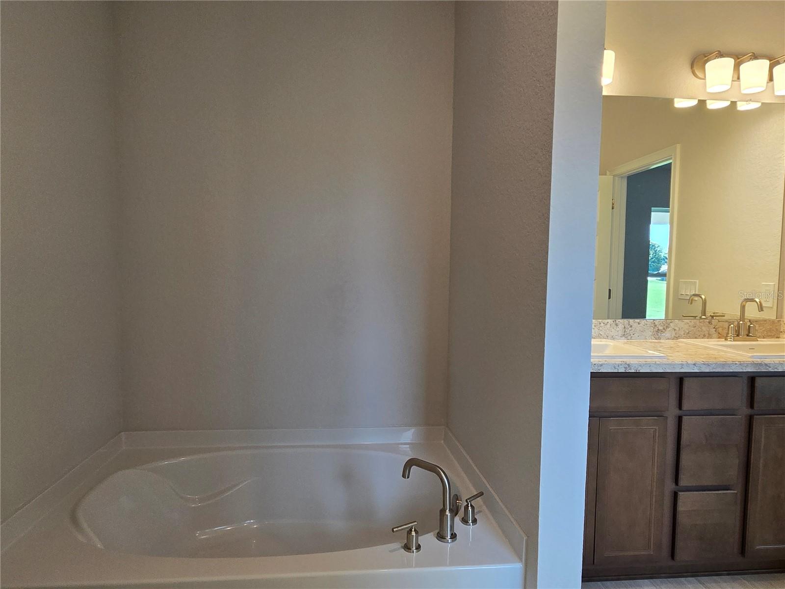 Listing photo id 28 for 348 Rexford Drive