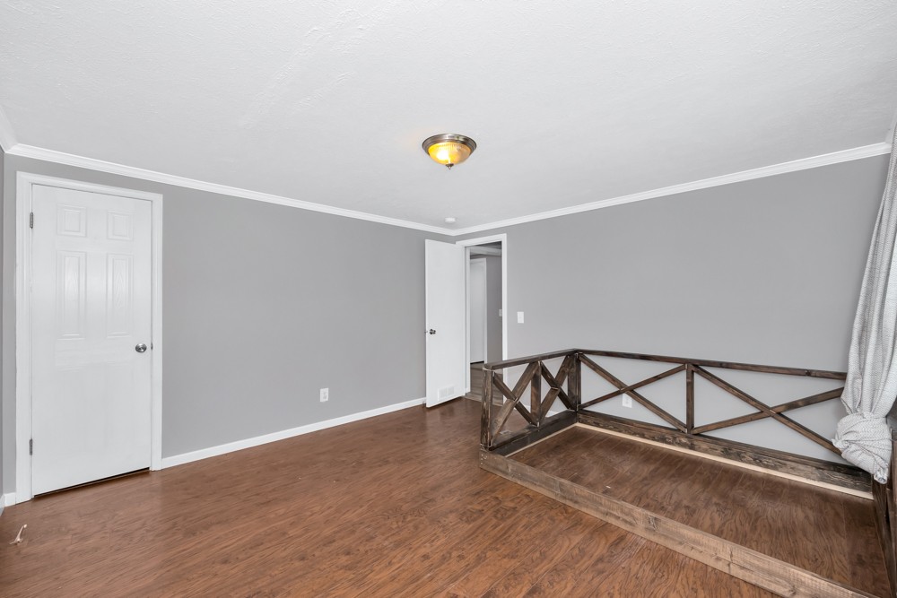 Listing photo id 12 for 27 2nd Street