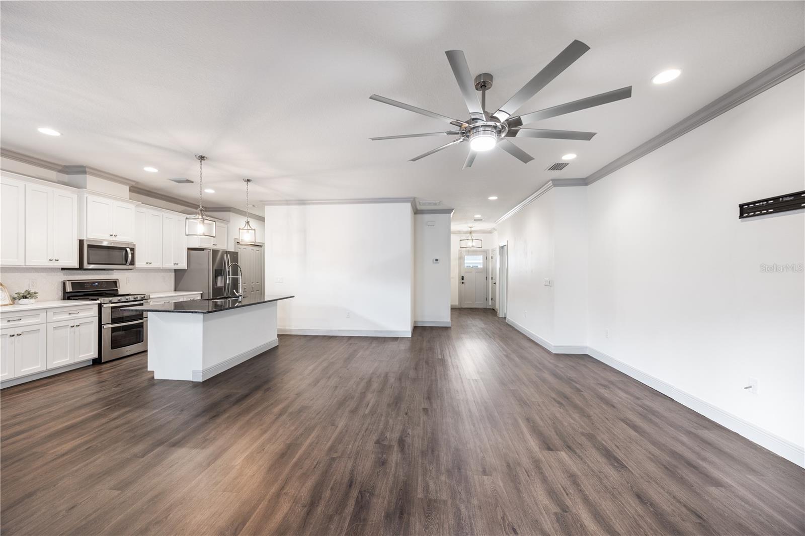 Listing photo id 15 for 4721 25th Loop